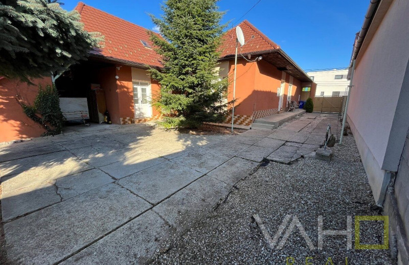 Veľký pozemok až 1699m2, samostatne stojaci RD, všetky IS, Hlohovec- časť Šulekovo