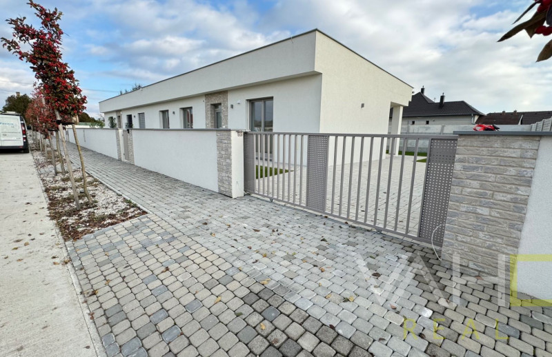 SKOLAUDOVANÁ MODERNÁ NOVOSTAVBA 4IZB. RODINNÉHO DOMU V OBCI JELKA