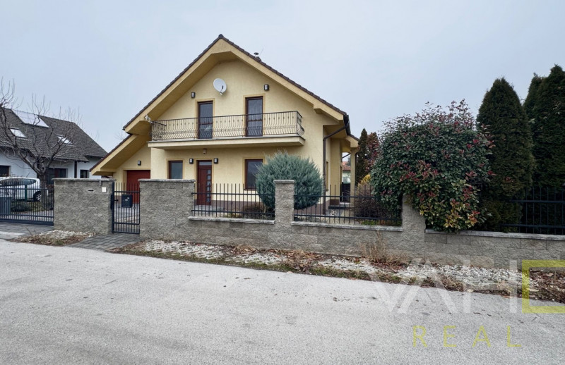 Na predaj priestranný 5-izbový rodinný dom s altánkom a krásnou záhradou v obci Čataj